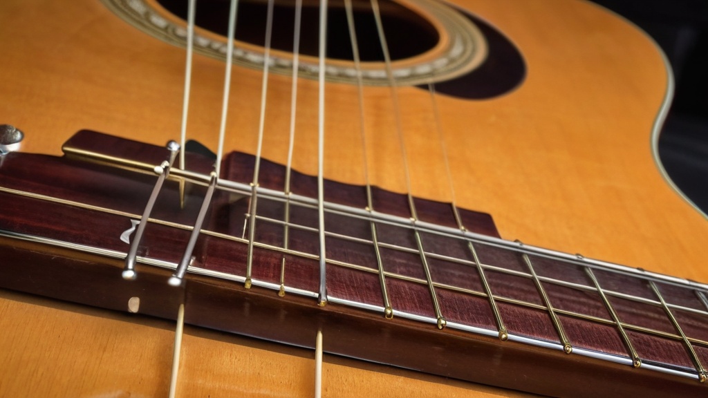 Close-up van de hals en het klankgat van een akoestische gitaar