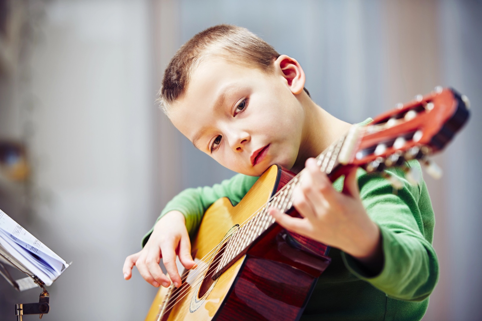 Vanaf welke leeftijd gitaar leren spelen: Tips voor beginners